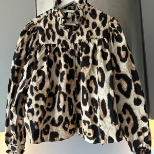 Leopardblus - Storlek L men skulle säga att det är en M. Fint skick 