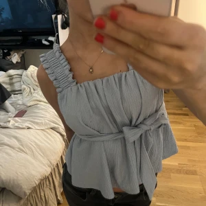 Blus  - Säljer denna gulliga topp/blus oanvänd den har 2 snören i ryggen som man kan knyta lite hur man vill
