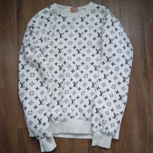 LOUIS VITTON TRÖJA - Snygg louis vitton tröja, andvänt några gånger 