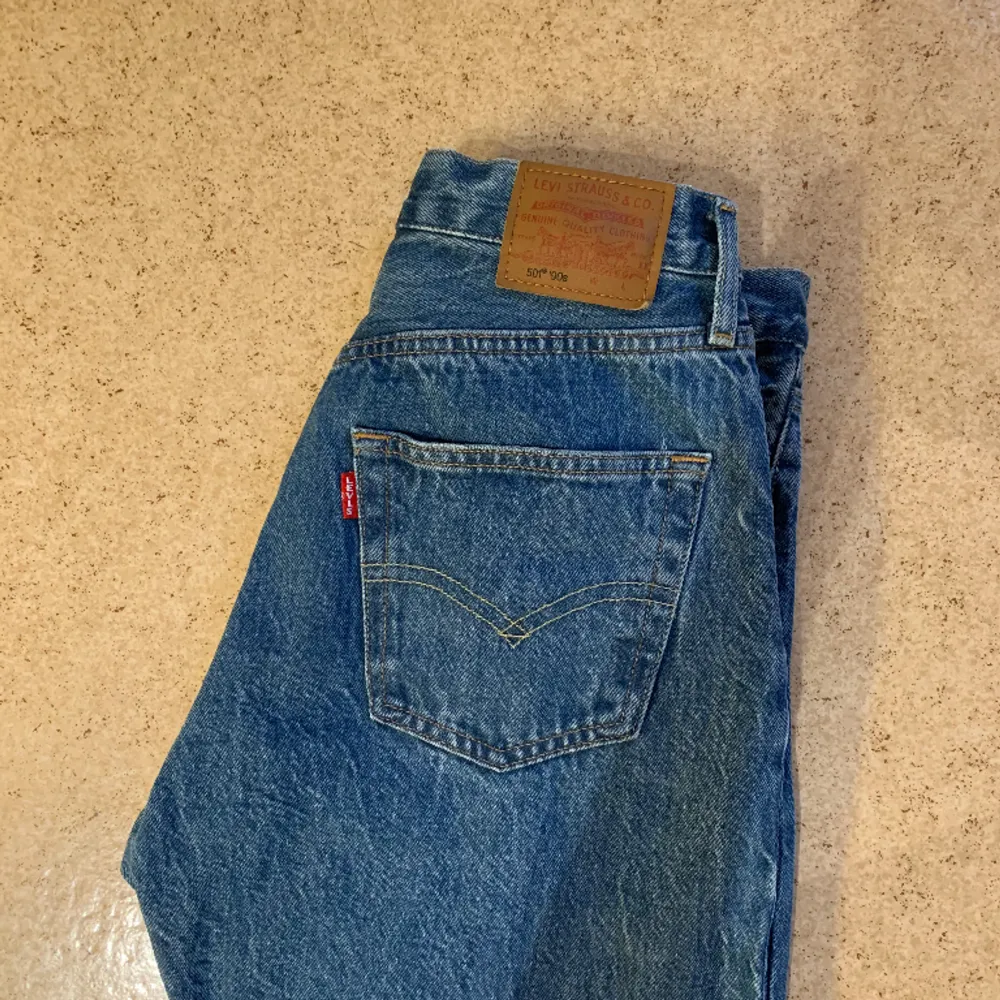 Knappt använda Levi’s 501 90s. Inga defekter. Nypris var 1249 kr.  90s, vintage, retro, jeans. Jeans & Byxor.