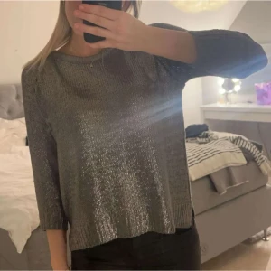 cool stickad silver tröja  - säljer denna coola silver tröja då den inte kommer till någon användning, skriv för fler bilder💘💘