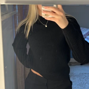 Stickad tröja - Svart stickad tröja med en liten polokrage. Helt oanvänd💕