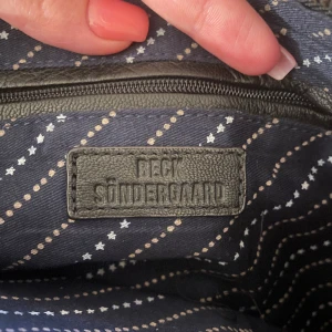 Beck Söndergaard väska - Väska som man har över bröstet, flera fack💞💞 superfin