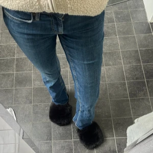 Mörkblå Low waist jeans - Säljer mina mörkblå Low waist jeans från zara💘💘 jeansen är i storlek 34