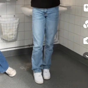 Low waist jeans - Jag säljer nu mina jätte fina jeans från lager 157 då dom blivit för små. Dom är i bra skick då jag andvändt dom sparsamt. Modellen är lågmidjad med raka ben och heter icon. Hör av er om ni undrar något!