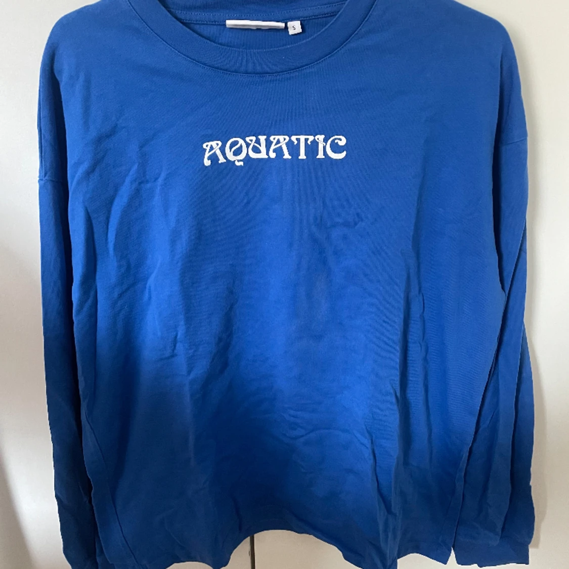 Blå långarmad tröja med tryck - 90