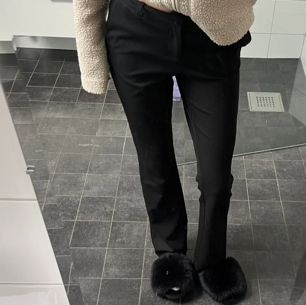 Svarta kostymbyxor från only i storlek xs/32💕💕. Jeans & Byxor.