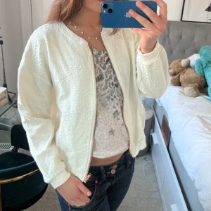 Vårjacka!  - Supersnygg vit vårjacka som passar till allt!!