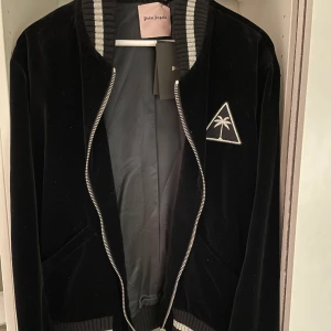 Palm Angels Velvet Bomber Jacket - Helt oanvänd Palm Angels jacka, passar perfekt till våren. I materialet velvet/velour. Nypris 10500 kr 