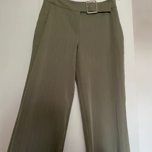 Kostymbyxor  - Snygga 70-tals kostymbyxor, midwaist med snyggt spänne!!❤️‍🔥❤️‍🔥