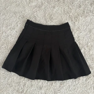 Tenniskjol - Svart tenniskjol från shein i storlek S.