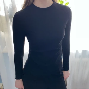 Ribbad svart långärmad tröja  - Använd 