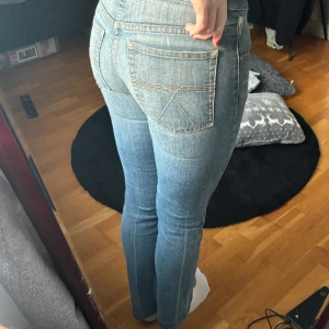 Lågmidjade jeans  - Sjukt snygga lågmidjade jeans som jag köpt här på Plick men tyvärr inte passade som jag ville /: därför inte använda av mig! 🩷storlek xs-s skulle jag säga dem är lite stretchiga, sista bilden är lånad! Skriv om du har frågor🩷