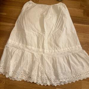 En jätte fin somrig linne kjol som inte användes en enda gång. Den är i väldigt bra skick