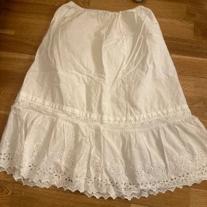 Somrig kjol - En jätte fin somrig linne kjol som inte användes en enda gång. Den är i väldigt bra skick