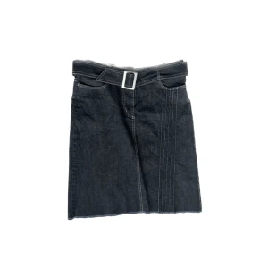 Kjol - Jeanskjol i storlek 38! Kan tyvärr inte skicka bild på då den är för liten för mig