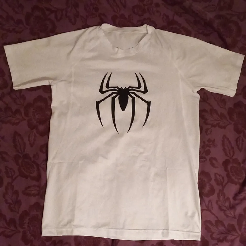 Säljer en vit spiderman compression tröja som är använd 1 gång på gymmet. Storlek M men sitter rätt tajt på min muskulösa kropp💪💪... allafall köpte den och senare ångrade mig.. T-shirts.