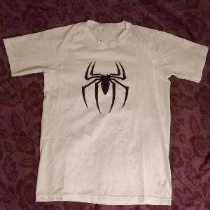 Säljer en vit spiderman compression tröja som är använd 1 gång på gymmet. Storlek M men sitter rätt tajt på min muskulösa kropp💪💪... allafall köpte den och senare ångrade mig.