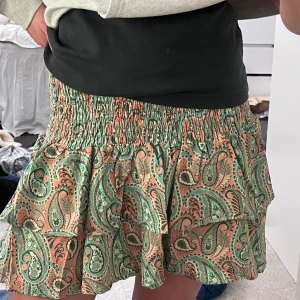 Volang kjol - Supersnygg volang kjol i ett super fint och somrigt mönster.