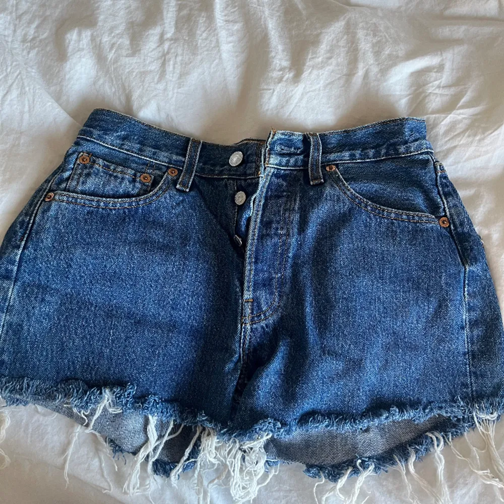 Levi’s shorts! Supersnygga med cool detalj vid bakfickan💕. Shorts.