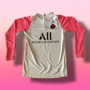 PSG tröja - En jättefin PSG träningströja från säsongen 20/21 i ett perfekt skick. Tröjan är sällsynt och eftertraktad i dagens marknad. Passar i både storlek S och M, Skriv om ni har frågor!☺️