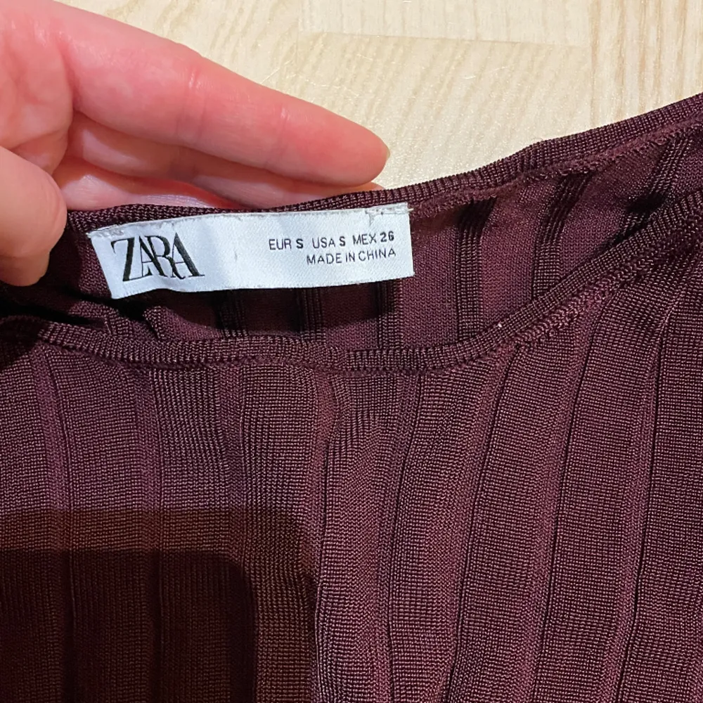 Supersnygg vinröd topp från Zara. Långärmad, croppad och med snörning baktill. Stl S men sitter bra på mig som är XS. Material: 86% viskos, 14% nylon. Använd men fin. Skriv gärna för fler bilder eller frågor!✨. Toppar.