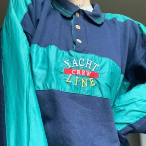 Vintage collage tröja - Vintage collage tröja med knappar, fint skick. 