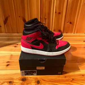 Jordan 1 Banned - Jordan 1 Banned, använda så lite creasade. Box och kvitto finns Köpare betalar frakt (65kr) spårbart Postnord