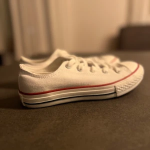 Vita converse  - Helt oanvända pga för små Kartong saknas (råkade slänga)
