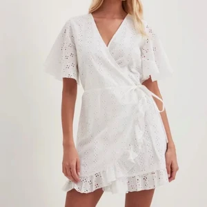 Klänning  - Klänningen är i väldigt bra skick, och har använts en gång. Klänningen är från NA-KD, storlek s(36) Kunden står för frakt! 