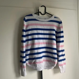 Tröja - Perfekt till hösten, vintern o möjligtvis även våren. Stilig stickad tröja med både en zipper och en fin liten grej på vänsteraxeln.