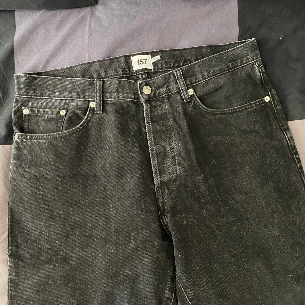 Säljer dessa lite baggy jeans från lager 157, passar mig ej längre, mycket bra skick.. Jeans & Byxor.