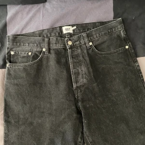 157 jeans  - Säljer dessa lite baggy jeans från lager 157, passar mig ej längre, mycket bra skick.