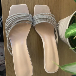 Högklackade glitter skor💗 - Säljer dessa högklackade skor! Har några defekter, se bild 2 och 3. Men inget som överhuvudtaget syns när du använder de💗Storlek 39. Fila skorna, storlek 38, Nike storlek 39. Använt skick
