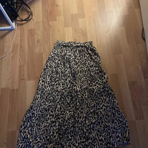 Leopardig långkjol - Säljer nu min fina kjol då den tyvärr inte kommer till användning längre.  I mycket bra skick och har inga defekter eller täcken på användning. Köptes för 299kr och säljer den nu för 99kr, men kan gå ner i pris vid snabb affär! DM för fler bilder!