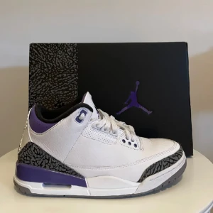 Jordan 3 dark iris - Ett par äkta jordan 3 dark iris storlek 41 bra skick lite använda inge starloss, kan även tvätta dem innan jag skickar iväg ifall det behövs. Låda kommer med och har även digitalt kvitto.