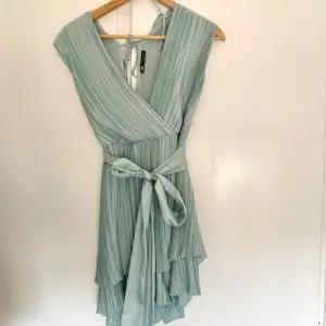 Otroligt fin ”mintgrön” klänning perfekt till midsommar! Öppen i ryggen och band i midjan, har även inbyggda shorts. Säljs inte längre 🤗 klicka gärna på ’köp nu’
