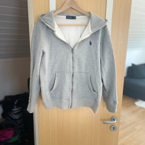 Ralph lauren hodie - Färg: grå   Skick: nytt   Storlek: s/xs  Pris: 349kr