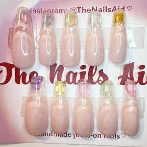 Press-on naglar! - Gjorde med gellack, press-on naglar som man klistrar på och tar av!  Kommer med lim-pads, fil, sticks och små tillbehör ✨💕