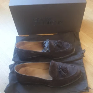 Oscar Jacobson loafers  - Har använt dem här skorna 2 gånger och dem är storlek 42 men jag har storlek 45 och dem ska funka till personer med storlek 45 Köpte dem för 2.800 