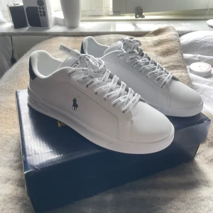  Ralph lauren skor - Snygga polo Ralph lauren skor skick 10/10 helt oanvända  Str 40 Kommer med kartong samt helvita skosnören