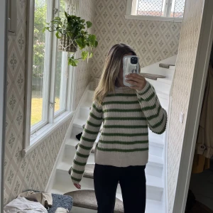 Grön/randig stikad tröja  - Jag säljer min grön/randiga tröja från design by si. Perfekt och fin tröja. Bara använt fåtal gånger. Säljer pågrund av att jag har en liknade. Tröjan är i bra sick då den inte har används så mycket. 