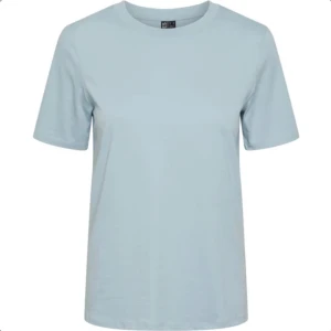 Ljusblå t-shirt  - Jag säljer en ljusblå t-shirt från Pieces i storlek L. Den är liten i storleken, skulle mer säga att den är en M/S storleksmässigt. Jag säljer pga att den inte kommer till någon användning (den är skrynklig på bilden då jag inte orkade stryka innan😅)