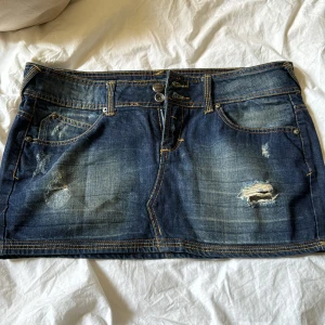 lågmidjad jeanskjol - så snygg! Midjemått:44cm Längd:30cm OBS:Har inte bild på då den ej passar 🙏🏻💕💖