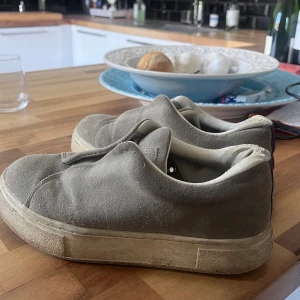 Eytys skor  - Snygga eytys med vissa defekter på hälen men syns inte när man har de på sig! 