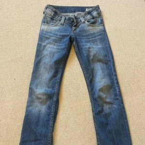 Low waist jeans  - Sälje dessa jeans i modellen Leola. Storlek w27 L31. Vilket motsvarar xs/s. De är bootcut/raka. Pris kan diskuteras.