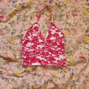 Rosa halterneck  - Halterneck med rosa mönster i bra skick 