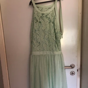 Klänning - Medium, oanvänd, köptes för 499 kr. Från märket Vila. 