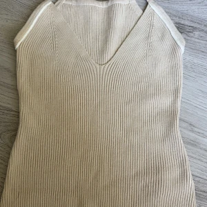 stickad topp - en jätte söt stickad topp från SHEIN, använd minst 2 gånger. Den är fortfarande i jätte bra skick och är i storlek S. Hör av dig om du är intresserad 🫶🏼