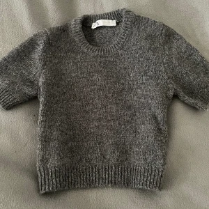 Grå zara tröja  - Oanvänd tröja från zara som inte finns kvar att köpa storlek XS men passar för S. Skriv för fler bilder innan ni köper 💓